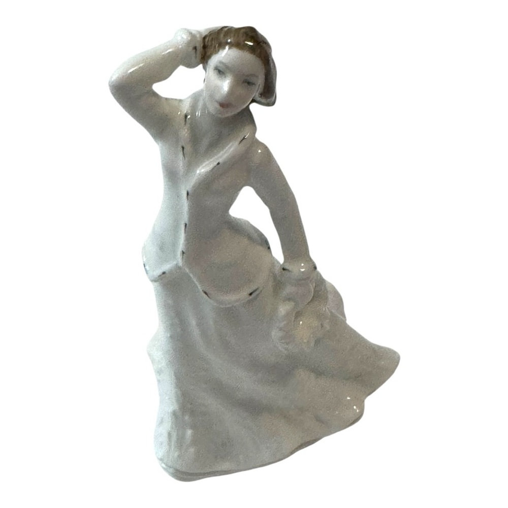 Royal Doulton Christmas Garland HN 4067 Figurine Sentiments